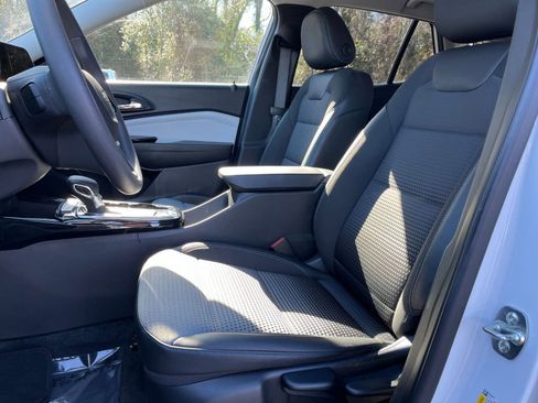 Used 2025 Chevrolet Trax LT image 24