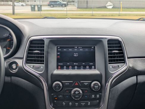 Used 2018 Jeep Grand Cherokee Laredo image 17