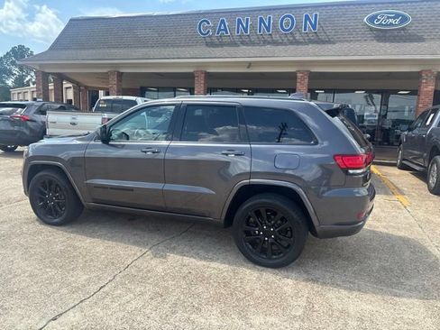 Used 2018 Jeep Grand Cherokee Altitude AWD/4WD image 3