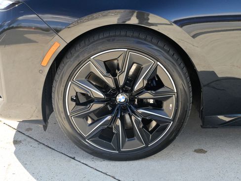 Used 2023 BMW 760i xDrive w/ Executive Package image 9