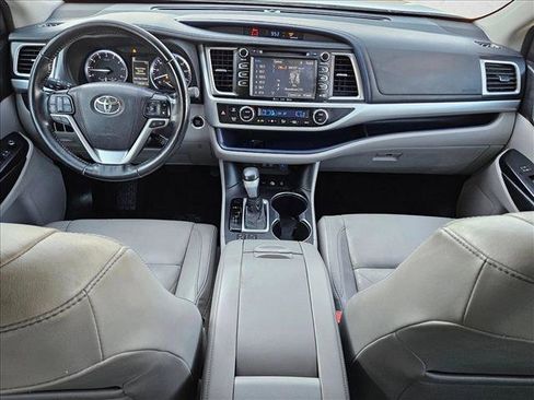 Used 2017 Toyota Highlander XLE image 18