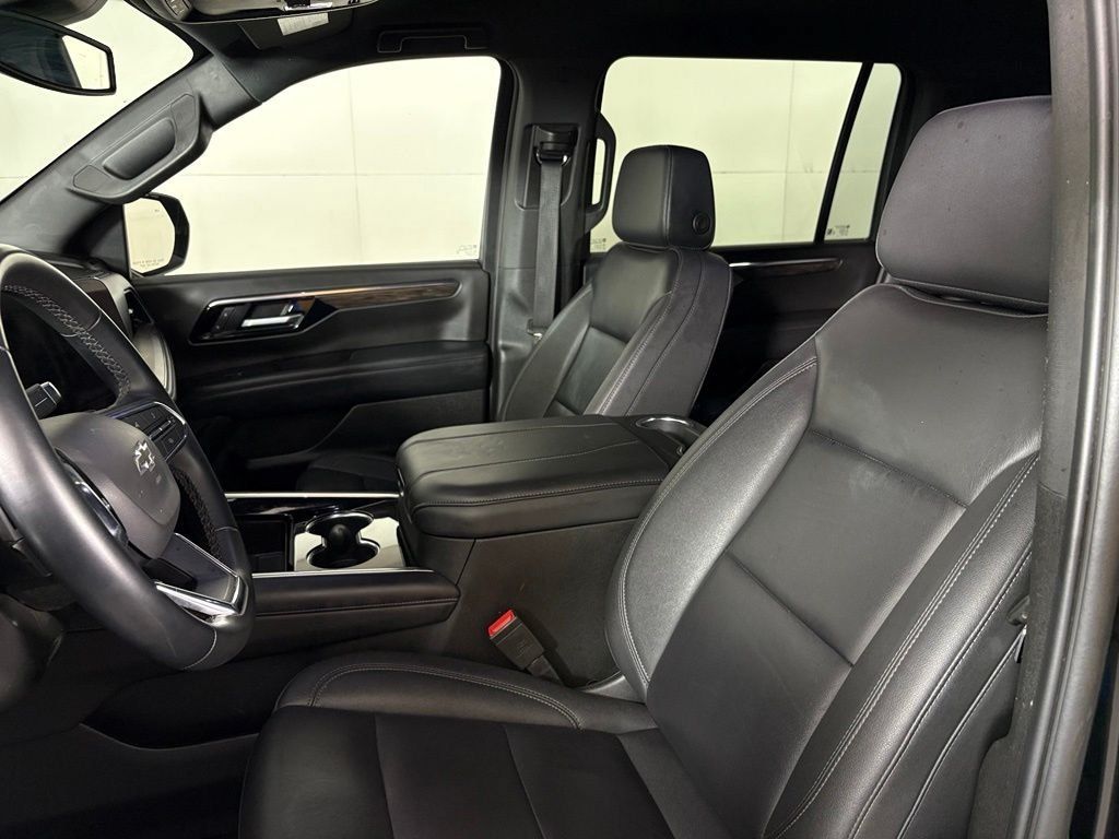 Used 2025 Chevrolet Suburban Z71 AWD/4WD image 18