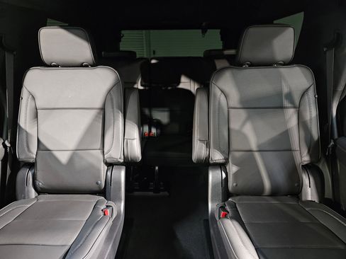 Used 2025 GMC Yukon Denali w/ Sun & Power Step Package image 13