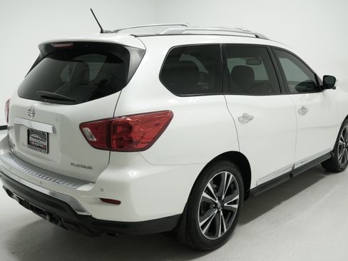 Used 2017 Nissan Pathfinder Platinum image 4