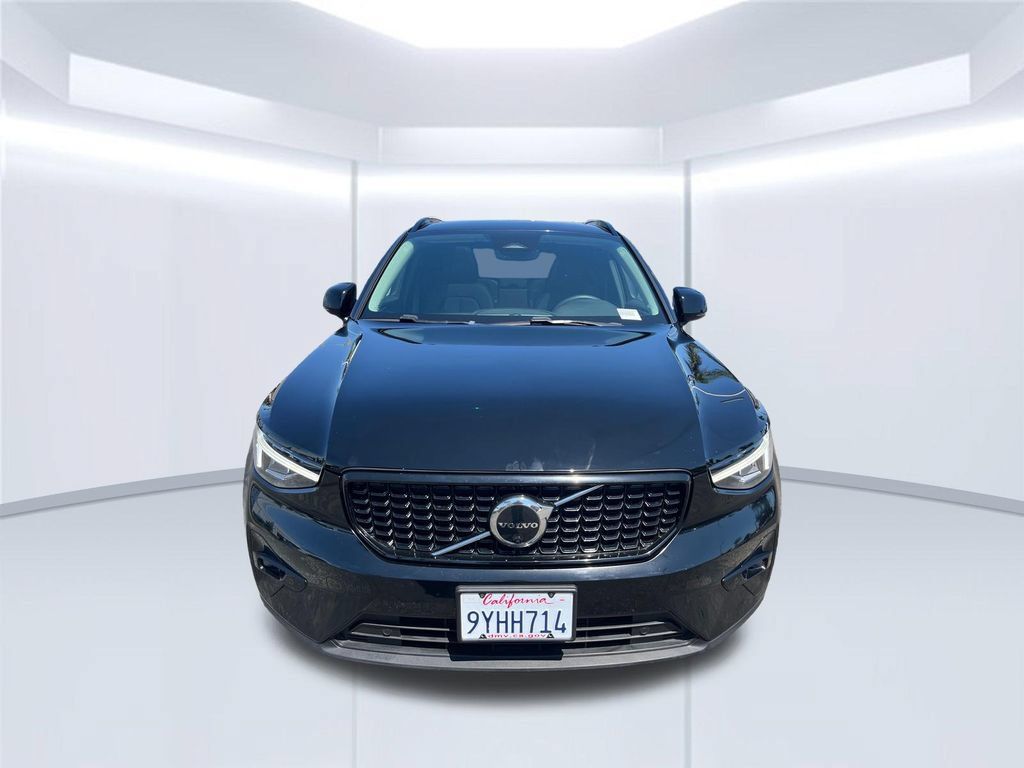 Used 2023 Volvo XC40 B5 Plus w/ Driver Assist Package AWD/4WD image 8