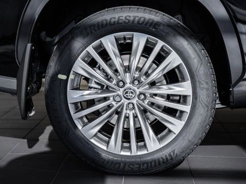 New 2026 Toyota Highlander Platinum image 18