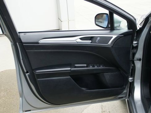 Used 2020 Ford Fusion SE image 12