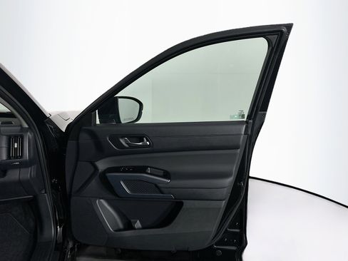 Used 2025 Nissan Pathfinder SL image 34