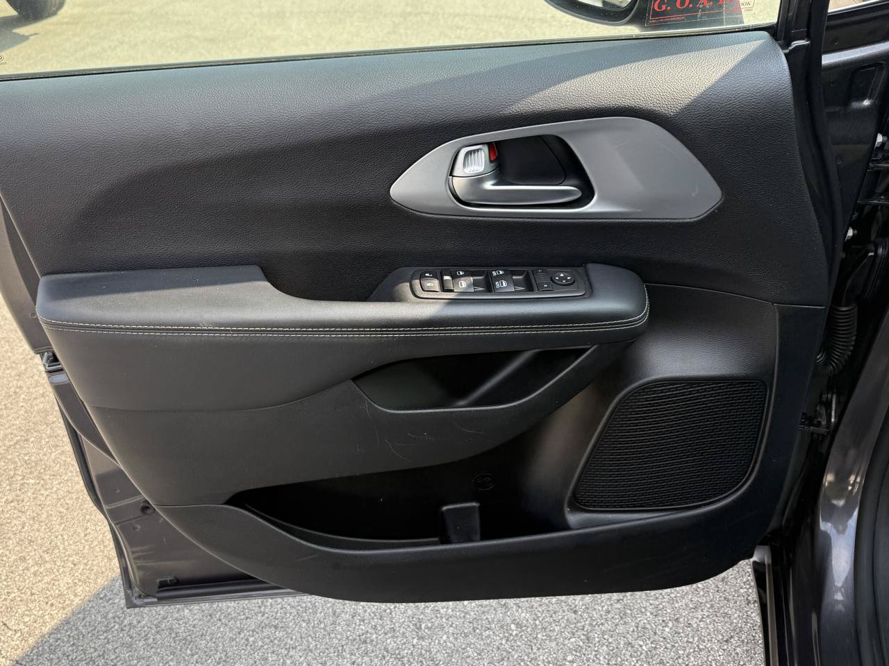 Used 2023 Chrysler Pacifica Touring FWD image 22