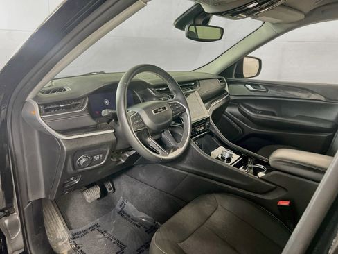 Used 2023 Jeep Grand Cherokee Laredo AWD/4WD image 9