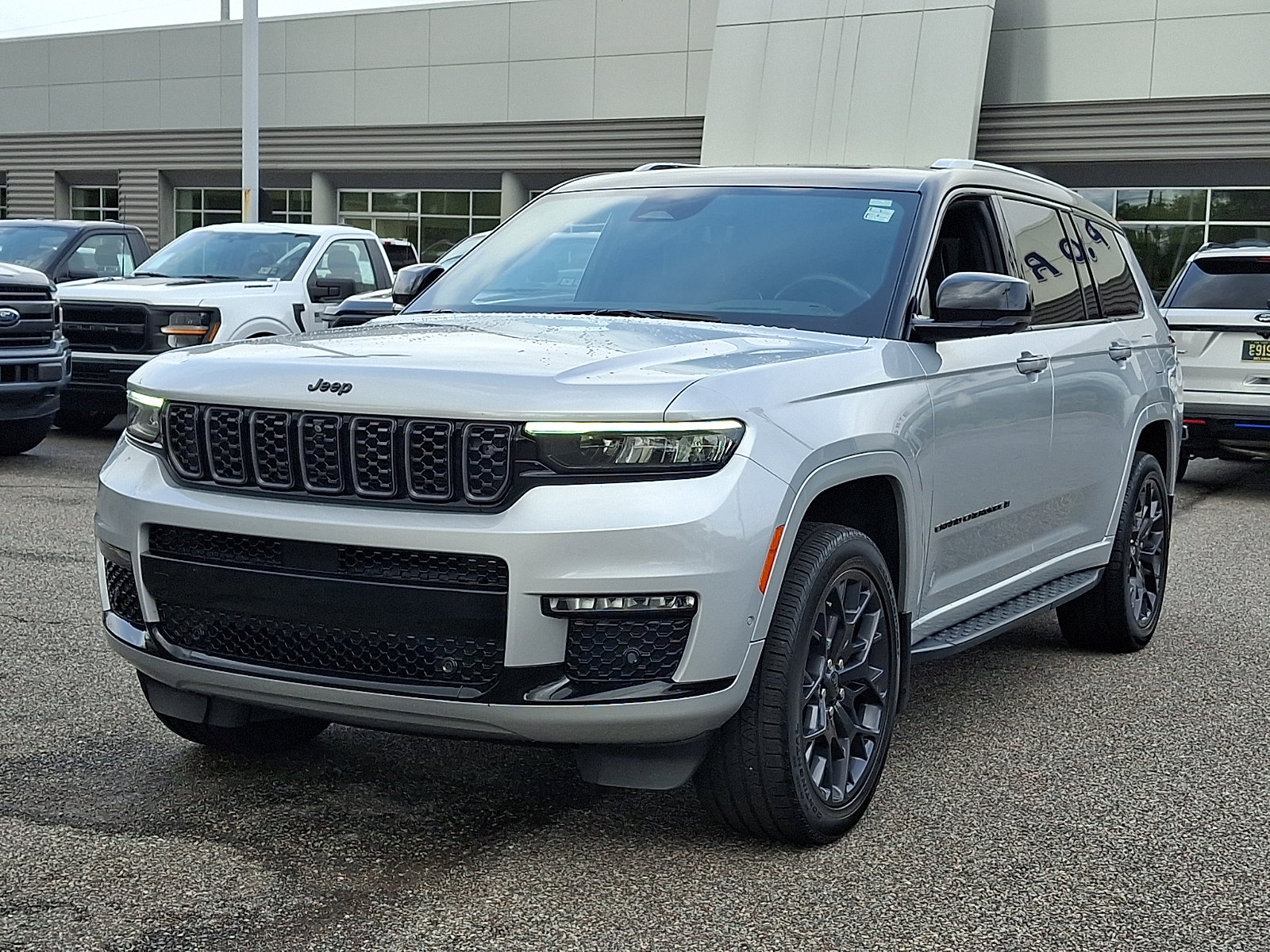 Used 2023 Jeep Grand Cherokee L Summit AWD/4WD image 4