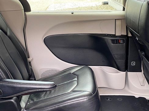 Used 2022 Chrysler Pacifica Touring-L FWD image 34