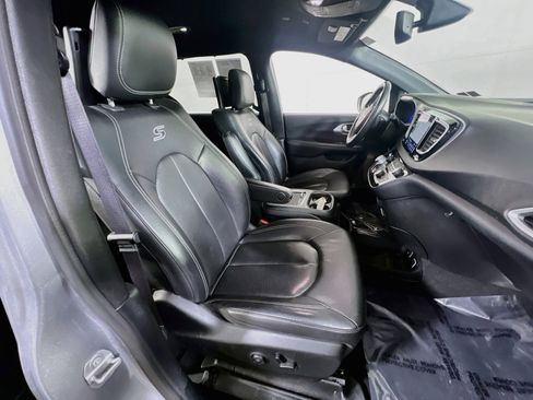 Used 2020 Chrysler Pacifica Touring-L Plus FWD image 29