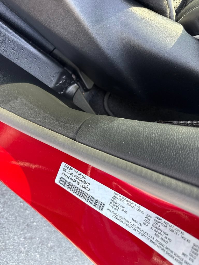 Used 2026 Chrysler Pacifica Limited FWD image 39