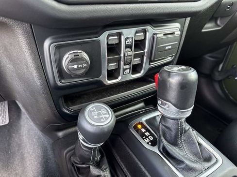 Used 2024 Jeep Wrangler Unlimited Sahara w/ Technology Group AWD/4WD image 27