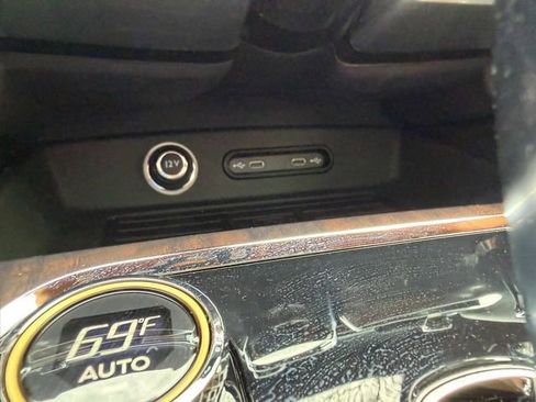 Used 2025 Bentley Flying Spur Plug-In Hybrid image 43