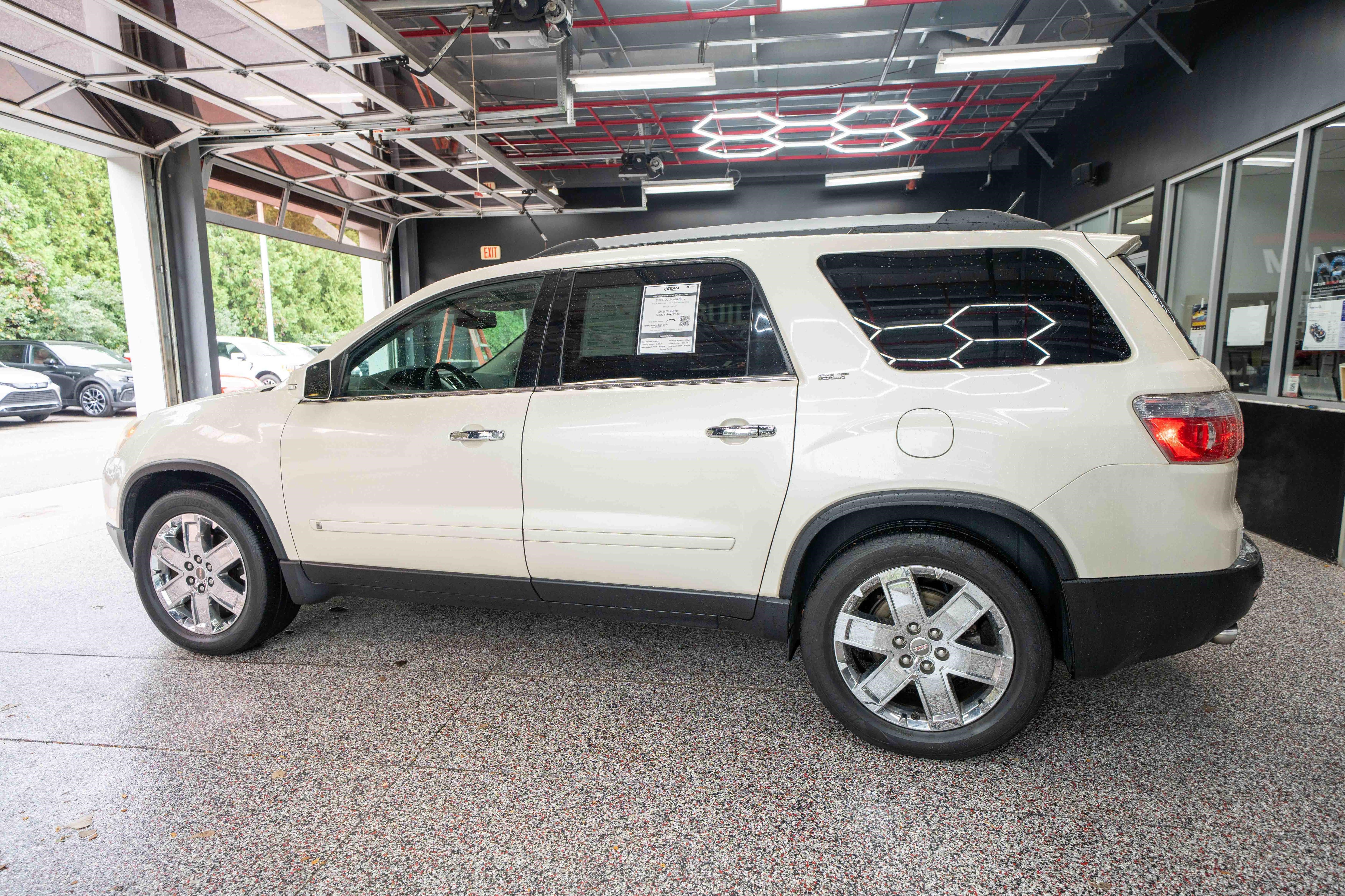 Used 2010 GMC Acadia SLT FWD image 2