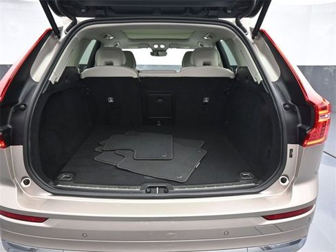 Used 2023 Volvo XC60 B5 Plus image 28