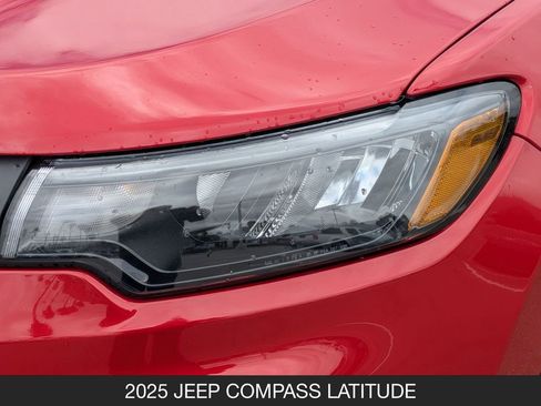 Used 2025 Jeep Compass Latitude AWD/4WD image 10
