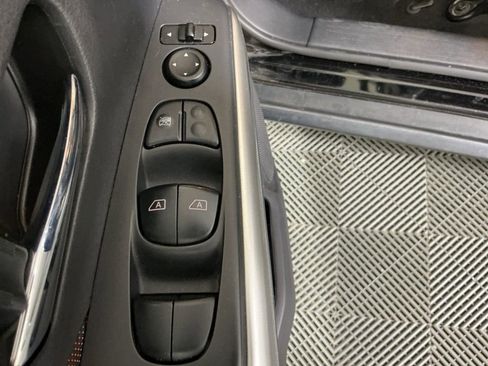 Used 2020 Nissan Kicks SR image 21