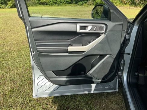 Used 2021 Ford Explorer XLT w/ Equipment Group 202A image 9