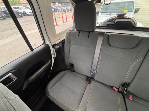 Used 2025 Jeep Wrangler Sahara image 39