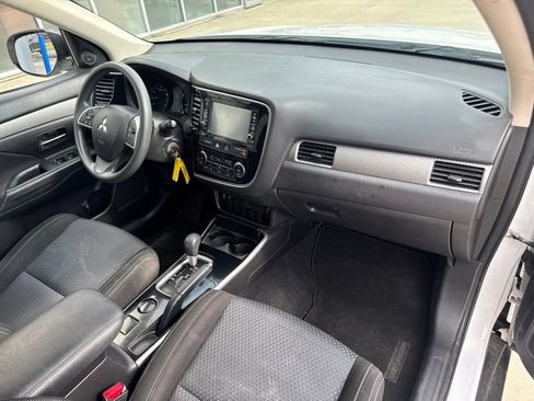 Used 2018 Mitsubishi Outlander ES FWD image 24