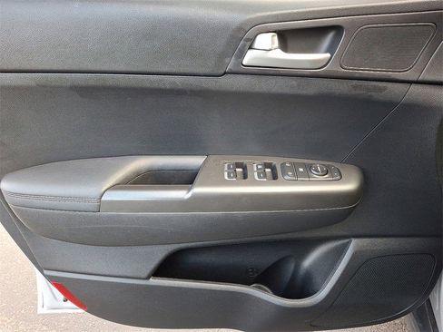 Used 2022 Kia Sportage LX image 12