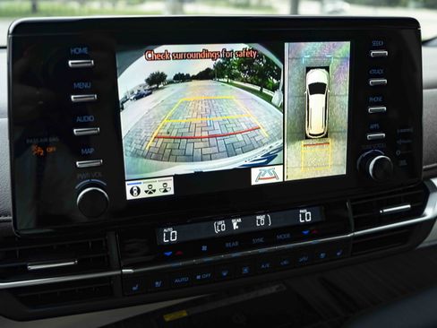 Used 2024 Toyota Sienna Platinum FWD image 32