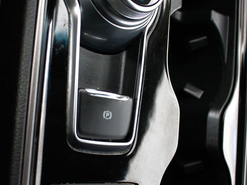 Used 2020 Ford Edge SE image 33