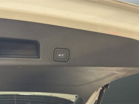 Used 2025 Chevrolet Traverse LT image 29