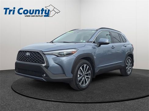 Used 2023 Toyota Corolla Cross XLE image 3