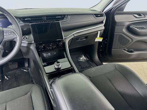 Used 2023 Jeep Grand Cherokee Laredo w/ Luxury Tech Group I RWD image 18