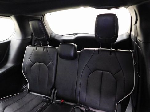 Used 2025 Chrysler Pacifica Limited image 11