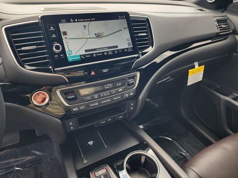 Certified 2025 Honda Ridgeline Black Edition image 17
