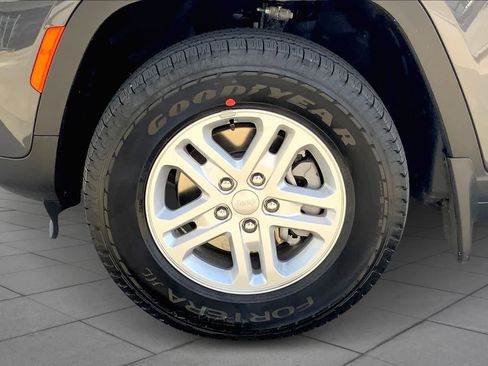 New 2025 Jeep Grand Cherokee Laredo image 11