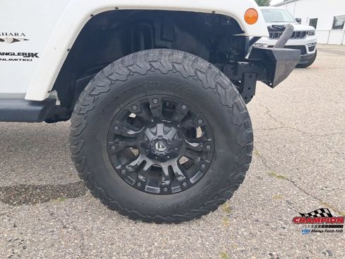 Used 2018 Jeep Wrangler Unlimited Sahara w/ Connectivity Group AWD/4WD image 27