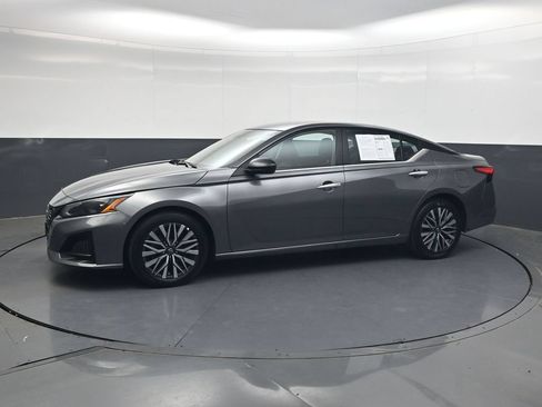 Used 2025 Nissan Altima 2.5 SV FWD image 11