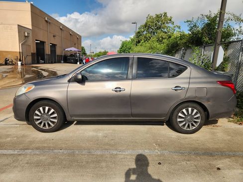 Used 2014 Nissan Versa SV FWD image 5
