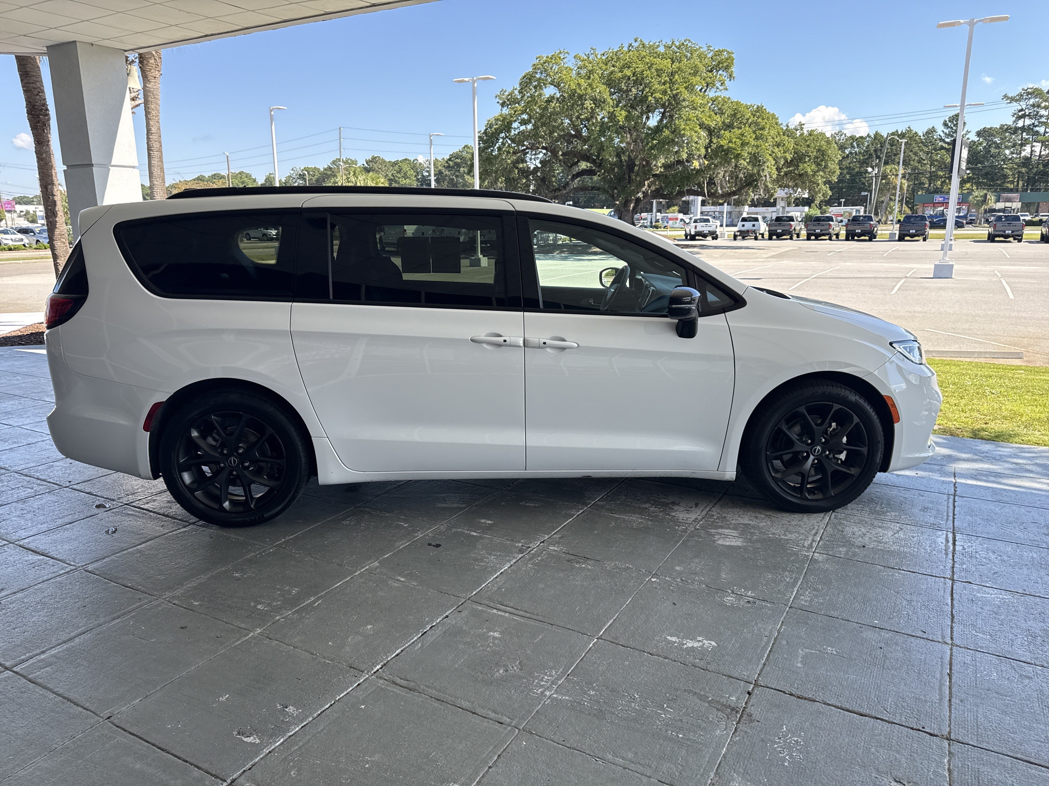 Used 2025 Chrysler Pacifica Limited FWD image 10