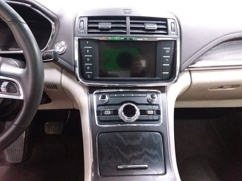 Used 2017 Lincoln Continental Select w/ Climate Package image 11