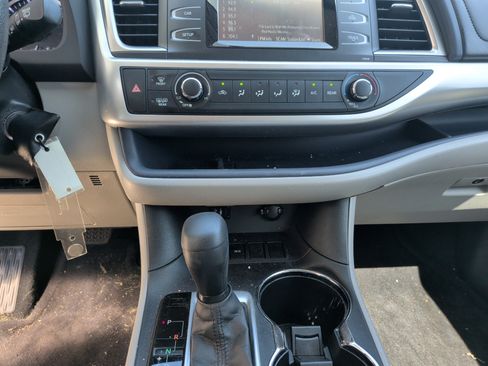 Used 2015 Toyota Highlander LE FWD image 25