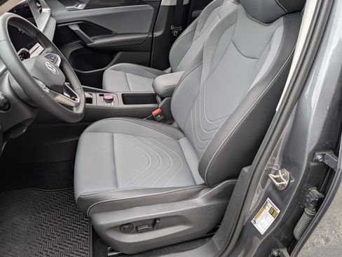 Used 2025 Volkswagen Tiguan SE w/ Panoramic Sunroof Package AWD/4WD image 16