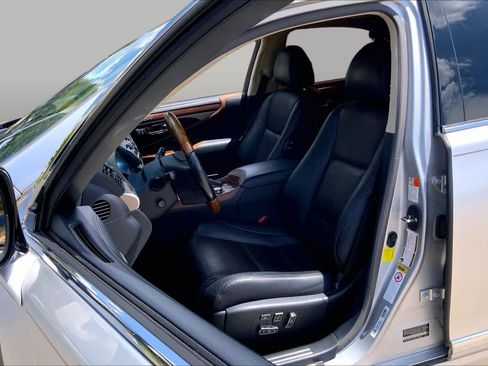 Used 2015 Lexus LS 460 w/ Comfort Package RWD image 8