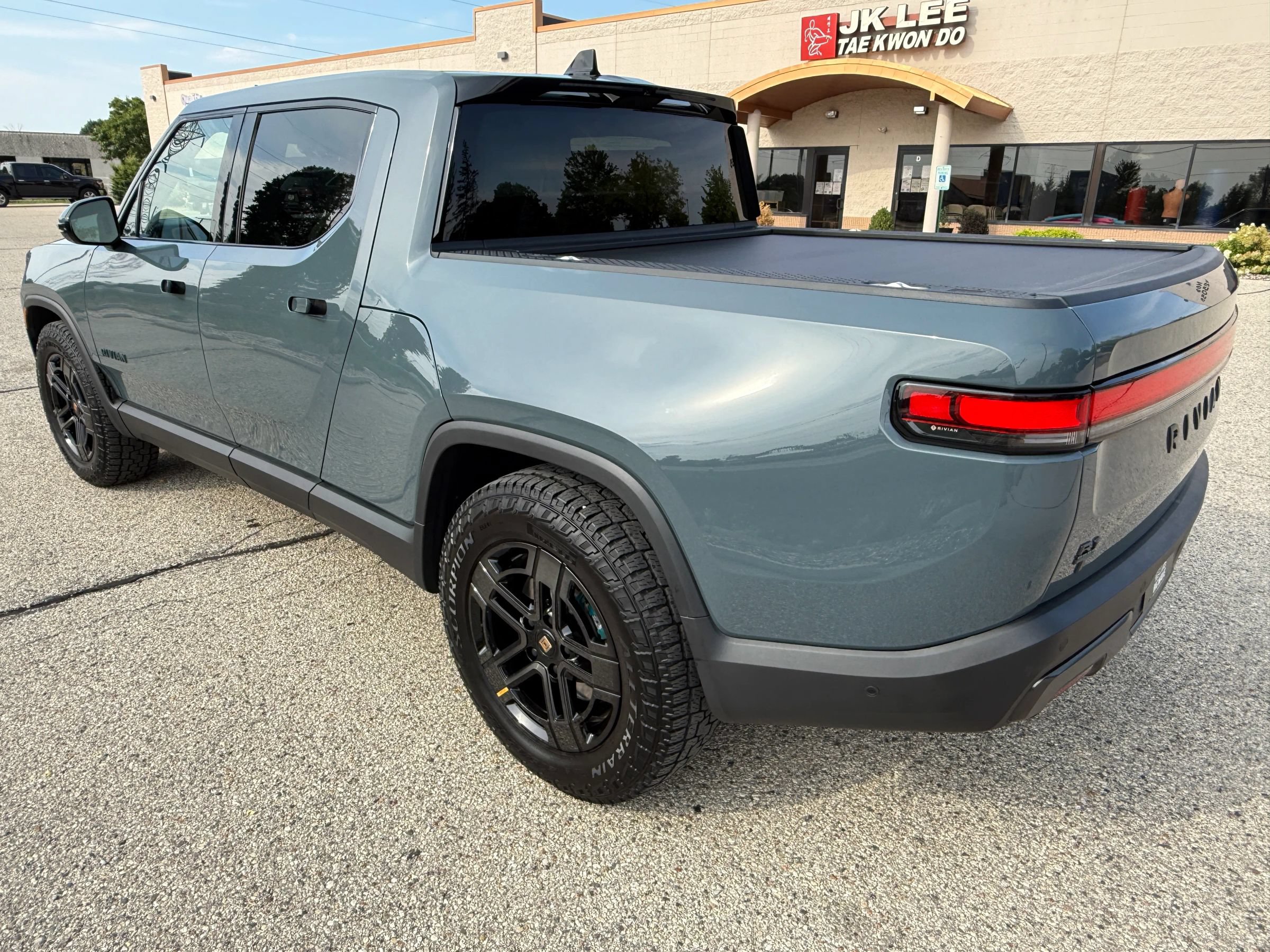 Used 2026 Rivian R1T Premium Quad AWD/4WD image 3