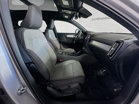 Used 2025 Volvo XC40 B5 Core image 28