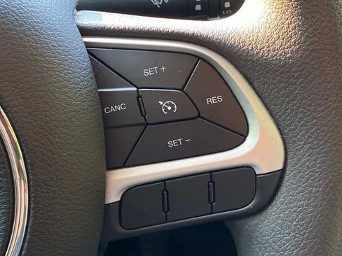 Used 2023 Jeep Renegade Latitude AWD/4WD image 19