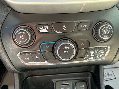 Used 2015 Jeep Cherokee Latitude w/ Cold Weather Group FWD image 22