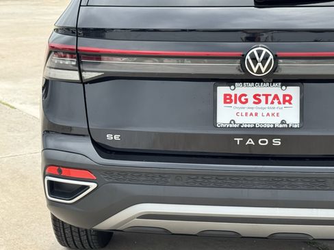 Used 2025 Volkswagen Taos SE FWD image 12