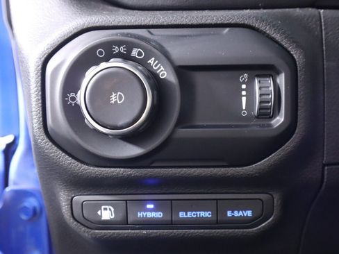 Used 2023 Jeep Wrangler Unlimited Sahara AWD/4WD image 10